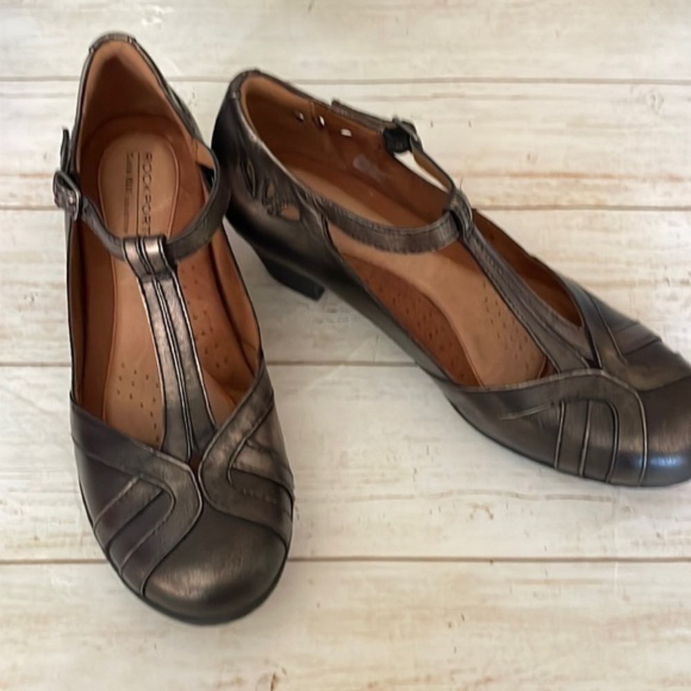 Rockport woman’s copper metallic maryjane style leather shoes. Size 7. New